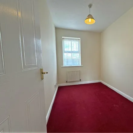 Image 7 - Bluebell Way, London, IG1 2JH, United Kingdom - House for rent