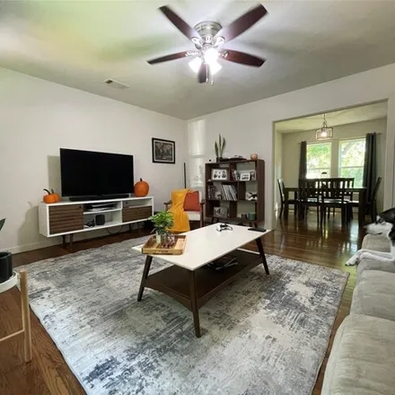 Rent this 2 bed house on 918 South Bishop Avenue in Dallas, TX 75208