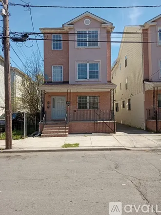 Rent this 3 bed townhouse on 28 Kent Street