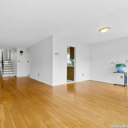 Image 4 - 223-04 59th Avenue, New York, NY 11364, USA - House for sale