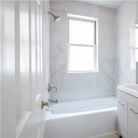 Image 6 - 1501 Teller Avenue, New York, NY 10457, USA - House for sale