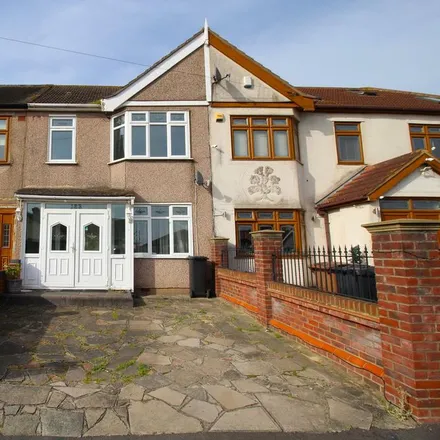 Rent this 3 bed townhouse on Rothbury Avenue in London, RM13 9HY