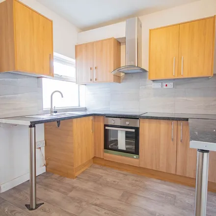Rent this 2 bed apartment on The Avenue Crescent in Hull, HU3 3JW