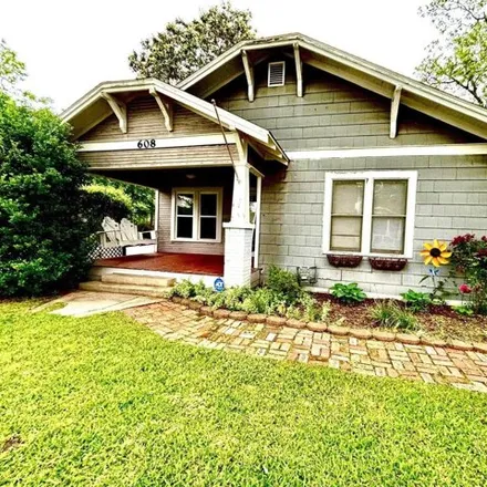 Buy this 3 bed house on 487 West Patten Street in Mineola, TX 75773