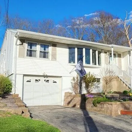 Buy this 3 bed house on 19 Ventura Drive in Montville, CT 06353