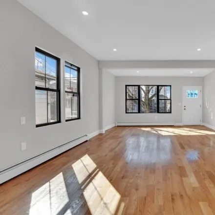 Image 9 - 4422 Monticello Avenue, New York, NY 10466, USA - House for sale