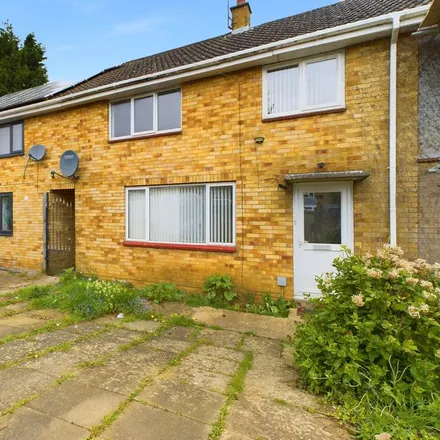 Rent this 3 bed townhouse on Mold Crescent in Banbury, OX16 0EX