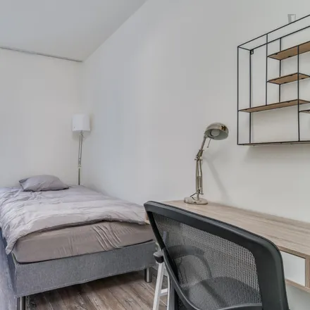 Rent this 7 bed room on Friesestraat 47 in 3074 TD Rotterdam, Netherlands