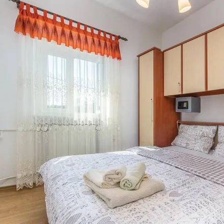 Rent this 2 bed apartment on 52231 Štrmac