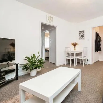 Image 2 - Daiglen School, Westbury Lane, Buckhurst Hill, IG9 5NF, United Kingdom - Apartment for sale