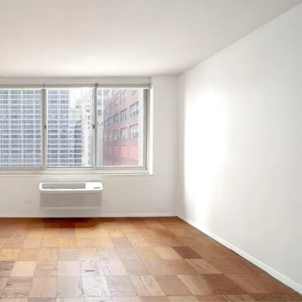 Image 3 - 333 E 45th St Apt 8B, New York, 10017 - Apartment for rent