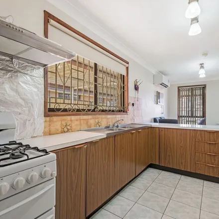 Image 1 - Gumdale Avenue, St Johns Park NSW 2176, Australia - Apartment for rent