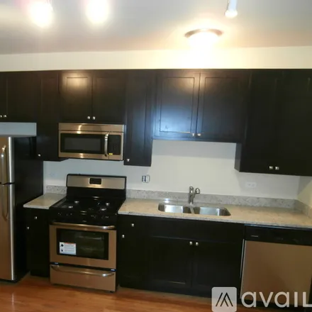 Rent this 3 bed apartment on 6975 N Greenview Ave