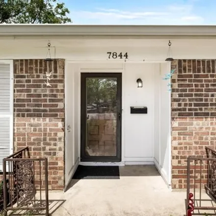 Image 2 - 7844 Marfa Avenue, Fort Worth, TX 76116, USA - House for sale