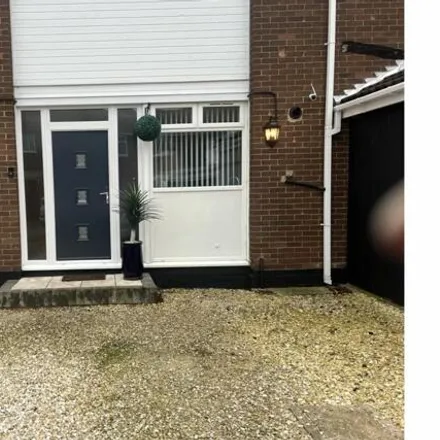 Buy this 3 bed townhouse on Dulverton Close in Hull, HU7 4EJ