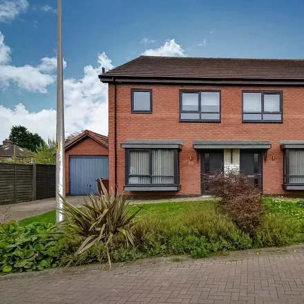 Rent this 3 bed duplex on Cawthorne Drive in Hull, HU4 7AS