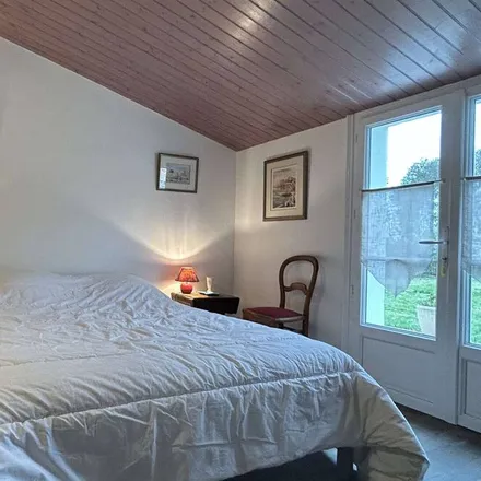 Rent this 4 bed house on Noirmoutier-en-l'Île in 11 Rue du Puits Neuf, 85330 Noirmoutier-en-l'Île