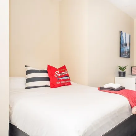 Rent this 1 bed room on 2-30 Winston Gardens in Leeds, LS6 3JY