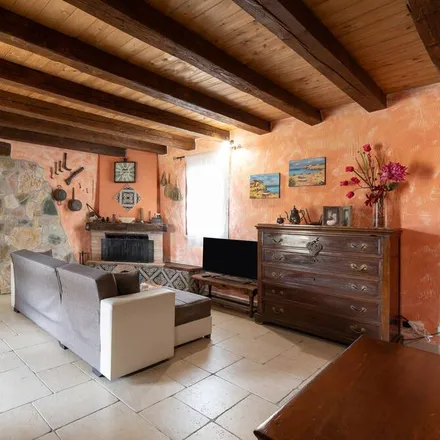 Rent this 5 bed house on Buseto Palizzolo in Via Trapani, 91012 Pianoneve TP