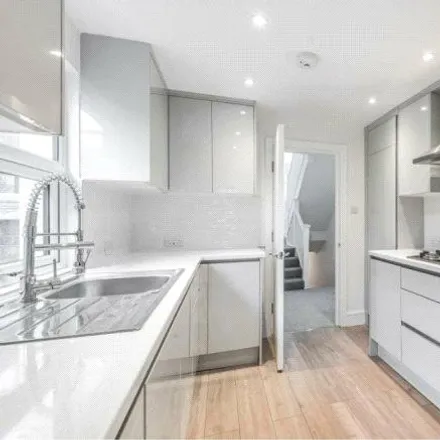 Rent this 3 bed apartment on Bikehangar 4445 in Petersfield Road, London