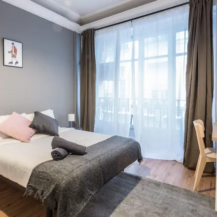 Rent this 8 bed apartment on Calle de las Infantas in 40, 28004 Madrid