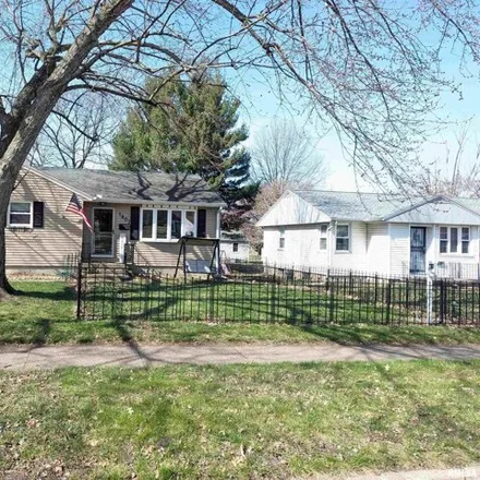Buy this 3 bed house on 1807 North 11th Street in Pekin, IL 61554
