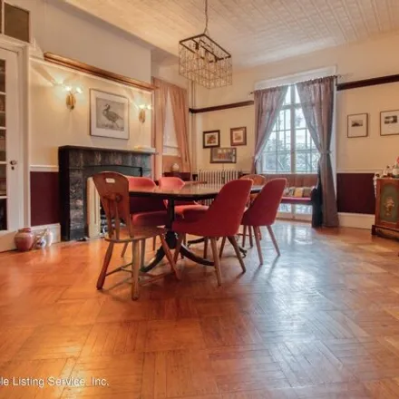 Image 9 - 172 Saint Pauls Avenue, New York, NY 10301, USA - House for sale