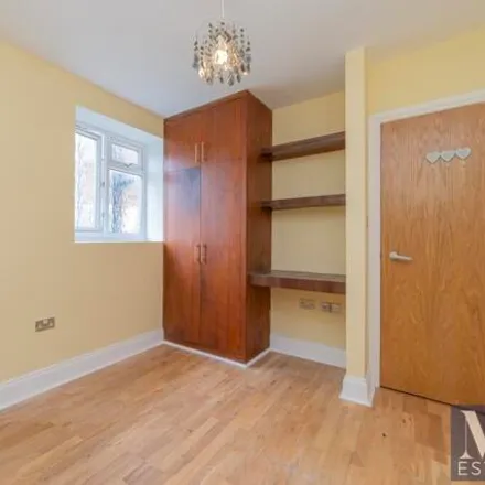 Image 5 - Wiltern Court, Camden, Great London, Nw2 - Apartment for sale