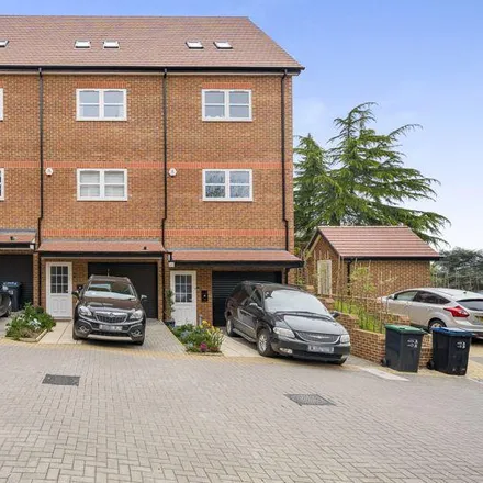 Rent this 3 bed townhouse on Acorn Lodge in Abbots Lane, London