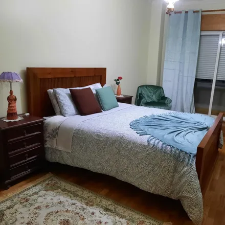 Rent this 4 bed room on Avenida Almirante Reis 123 in 1150-015 Lisbon, Portugal