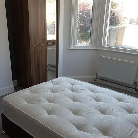 Rent this 5 bed duplex on 741 Woodbridge Road in Ipswich, IP4 2RA