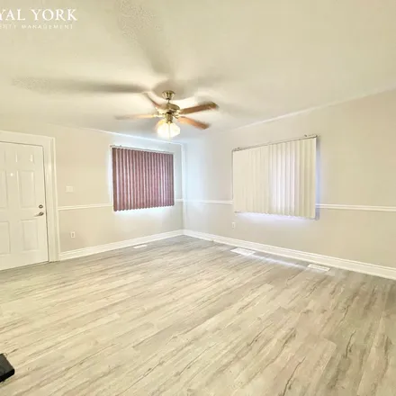 Image 3 - 121 Celina Street, Oshawa, ON L1H 1J7, Canada - Apartment for rent