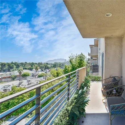 Rent this 2 bed condo on 11922 Laurelwood Drive in Los Angeles, CA 91604
