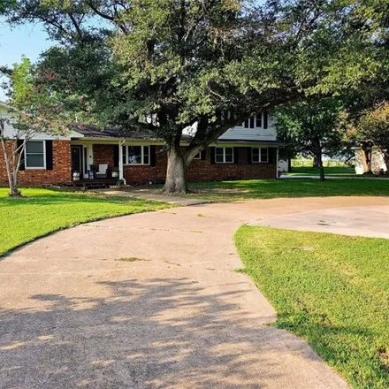 Image 2 - 707 East Interstate 30, Mount Vernon, Franklin County, TX 75457, USA - House for sale