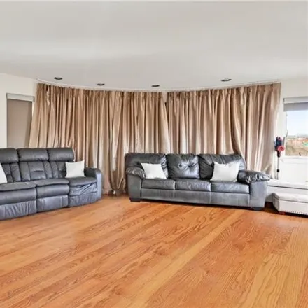 Image 5 - 55 Poplar Avenue, New York, NY 10309, USA - Duplex for sale