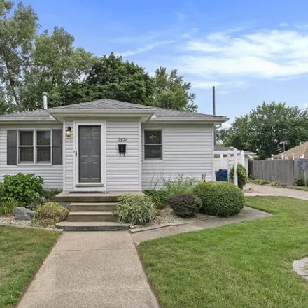 Buy this 3 bed house on 2921 S Shore Dr in Mishawaka, Indiana