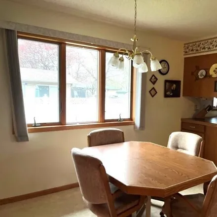 Image 6 - 325 West Chestnut Street, St. Peter, MN 56082, USA - House for sale