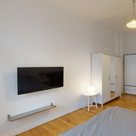 Rent this 2 bed apartment on Röntgen-Sekundarschule in Wildenbruchstraße 53, 12435 Berlin