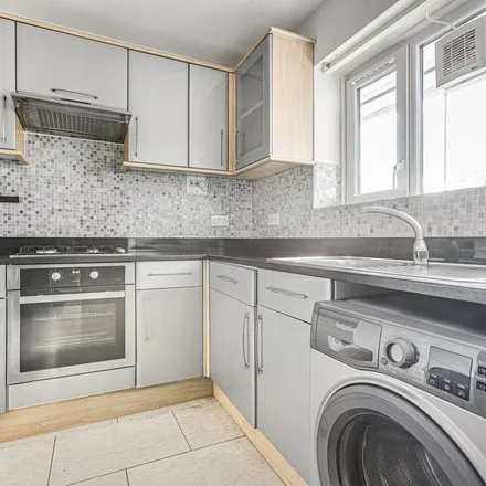 Image 5 - Lochinvar Street, London, SW12 8PX, United Kingdom - Apartment for rent