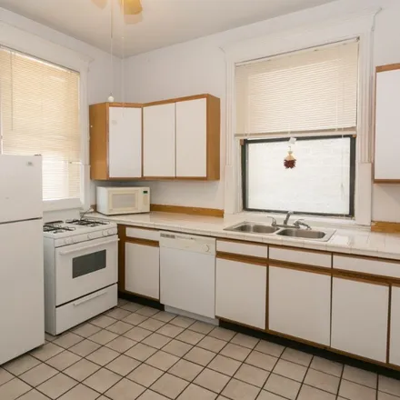 Image 2 - 3521 North Wilton Avenue - Apartment for rent