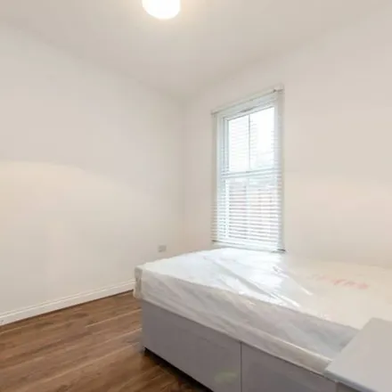 Image 2 - Royston House, 4 Lakenham Place, London, E3 4HJ, United Kingdom - Apartment for rent