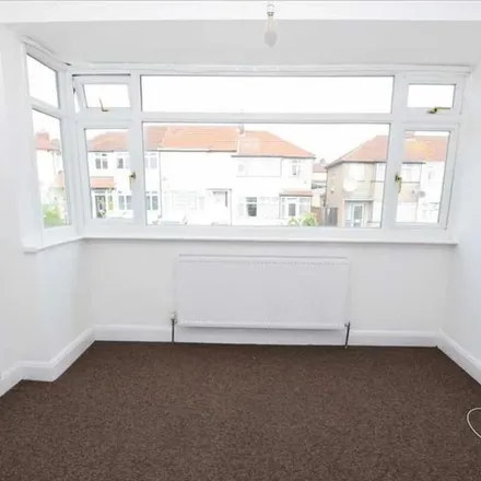 Image 7 - Gainsborough Gardens, South Stanmore, London, HA8 5TB, United Kingdom - Apartment for rent
