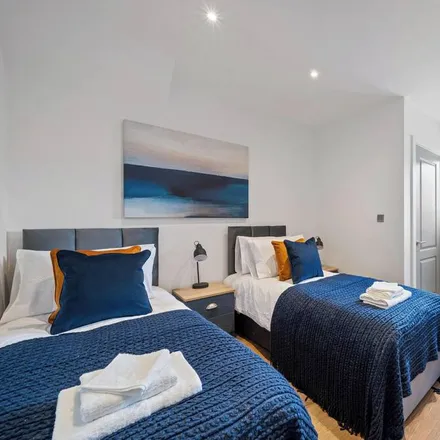 Rent this 3 bed duplex on London in EN5 4HL, United Kingdom