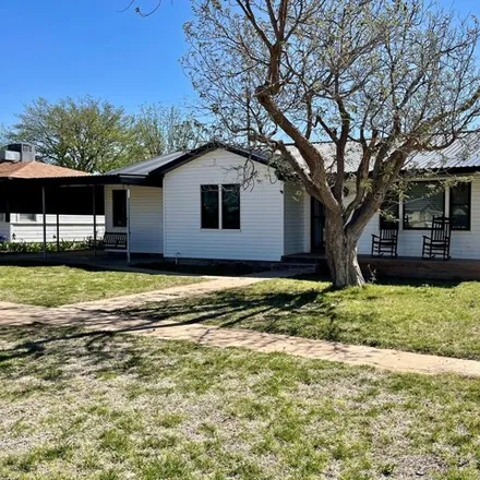 Image 3 - 541 Southwest 12th Street, Seminole, TX 79360, USA - House for sale