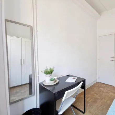 Rent this 7 bed room on Madrid in Rasputín, Calle Yeseros