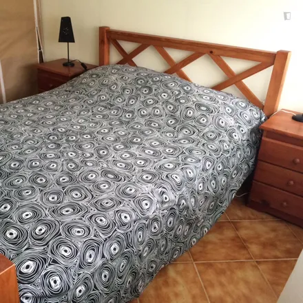 Rent this 3 bed room on Avenida 1º de Maio in 2825-392 Costa da Caparica, Portugal