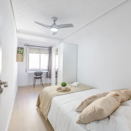 Rent this 5 bed room on Carrer del Doctor Vicent Zaragozà in 9, 46020 Valencia