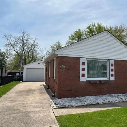 Buy this 2 bed house on 1018 East War Memorial Drive in Peoria Heights, Peoria County