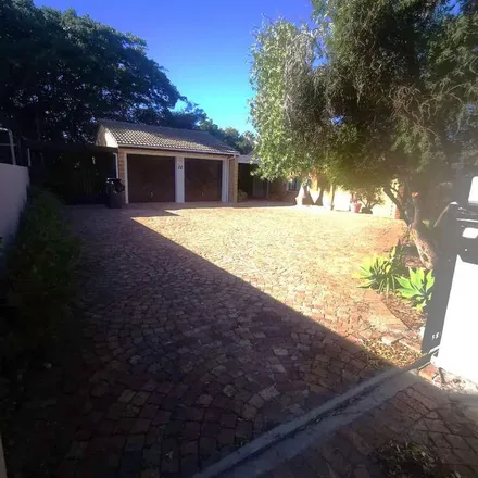 Rent this 3 bed apartment on Woodlands Close in Tara, Western Cape