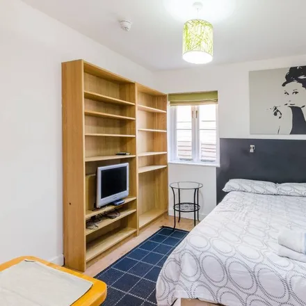 Rent this studio apartment on Hendon Way in Finchley Road, Childs Hill